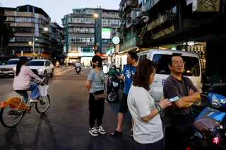 中国大陆星期三（7月1日）起正式实施《民族团结进步促进法》，台湾政府的大陆委员会警告，新法包含大量定义模糊的法律概念，“支持中华民国继续存在”可能被认定为“破坏民族团结”。图为人们5月17日在台北南机场夜市买食品。 （路透社）