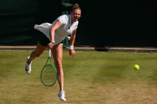 Amanda Anisimova serves