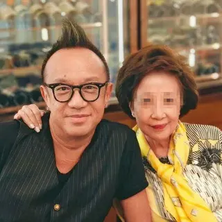 黄大炜（左）与继母张闾蘅感情不错。（取自黄大炜脸书）