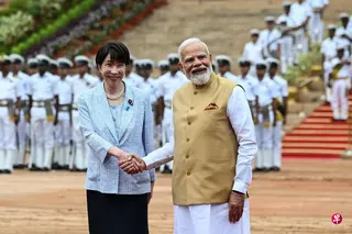 印度总理莫迪（右）星期四（7月2日）在印度总统府举行欢迎仪式，迎接到访的日本首相高市早苗。 （法新社）