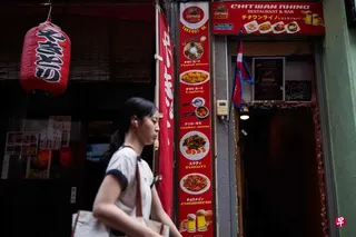 政府预计，此次调整将带来约1200亿日元的收入增长。图为东京新大久保地区。 （法新社）