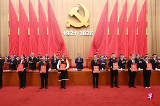 7月1日上午，庆祝中国共产党成立105周年大会在北京人民大会堂举行。图为习近平等党和国家领导人为受表彰的全国“两优一先”代表颁奖。 （新华社）