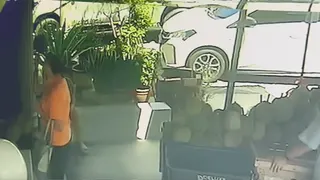 嫌榴梿太贵品质差 马国妇女竟拿榴梿砸摊主