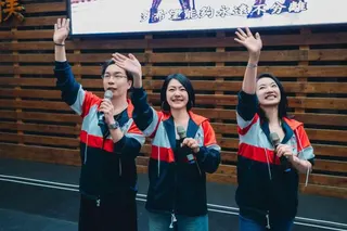 派翠克（左起）、小S、阿雅重返母校。（互联网）
