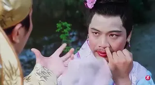 李健仁挖鼻孔的画面是港片经典。 （互联网）