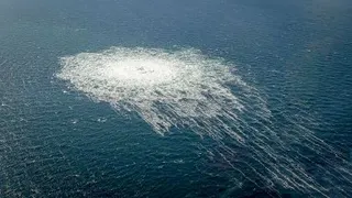 波罗的海底下的“北溪-2”号天然气管道在2022年9月遭到破坏后出现泄漏，气泡不断冒出水面。（丹麦国防司令部/法新社档案照）