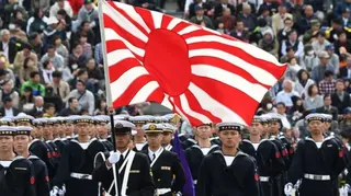 日本海上自衛隊旗幟於2018年10月14日在埼玉縣朝霞市的陸上自衛隊朝霞訓練場舉行的閱兵檢閱中可見。約4,000名人員、260輛車輛和40架飛機參加了這次軍事閱兵。