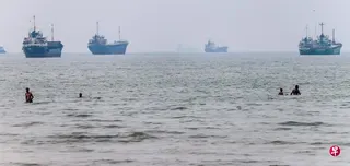 美国和波斯湾国家的官方立场始终坚持，伊朗和阿曼不得以任何形式对霍尔木兹海峡征收通行费。图为6月30日，从伊朗南部阿巴斯港附近可见穿行于霍尔木兹海峡的船只。 （路透社）