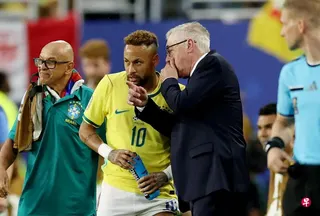 安切洛蒂（右）表示，内马尔对自己在本届世界杯上有限的出场时间感到有些不开心，但他对待这一局面的态度非常专业。 （路透社）