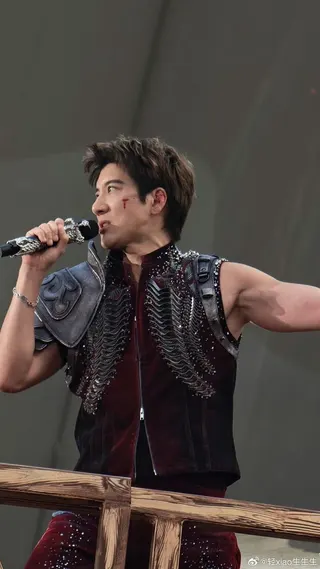 王力宏演出到一半摔倒，重擊地面令人擔憂。圖／摘自微博