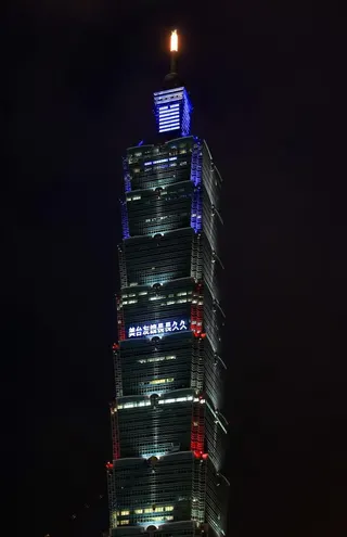 美國今天慶祝獨立建國250周年，台灣一同參與「自由250」全球點燈活動，台北10...