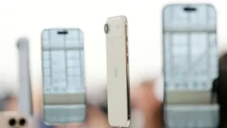 蘋果最新一代智慧型手機iPhone 17在專賣店展示。（美聯社）