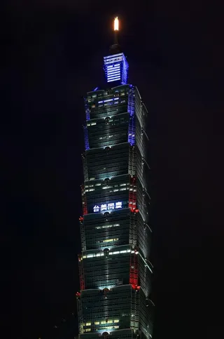 美國今天慶祝獨立建國250周年，台灣一同參與「自由250」全球點燈活動，台北10...