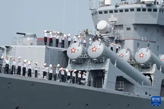 参加“海上联合-2026”联合演习的俄海军“瓦良格”号导弹巡洋舰周日靠泊青岛某军港。（图取自新华社）