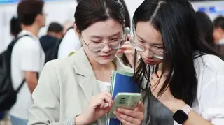 求職者在招聘會上尋找機會。該招聘會主要面向海外歸國人員和博士學位持有者，於2025年9月20日（星期六）在中國東部江蘇省南京市舉行。