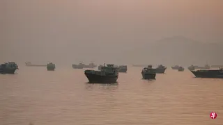 伊朗驻中国大使法兹利透露，德黑兰未来在制定霍尔木兹海峡船舶通行服务费的收费标准和方式时，将给予中国及其他友好国家“特殊考虑”。图为停泊在霍尔木兹海峡的多艘船只，摄于2026年6月3日。 （路透社档案照片）