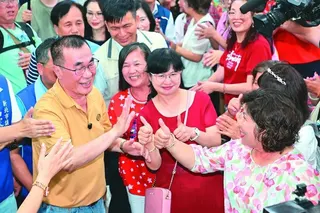 國民黨新北市長參選人李四川（左一）4日出席三峽區婦女會講座，為選舉拉抬聲勢。（記...