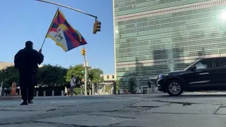 2日在紐約的聯合國總部附近，一名流亡美國的藏人洛嘎讓贊（Loga Rangzen...