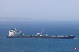 伊朗驻华大使法兹里说，伊朗将向通过霍尔木兹海峡的船只收取符合国际标准的“服务费”，而非“过路费”，并将对在困难时期支持伊朗的友好国家给予特殊待遇。图为载运阿联酋原油的油轮今年5月通过霍尔木兹海峡。 （路透社档案照片）