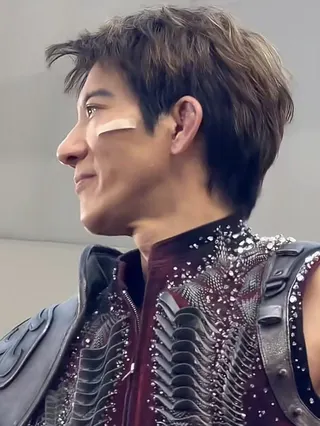 王力宏貼上美容膠帶正常演出。圖／摘自微博