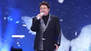 韓紅在舞臺上唱歌