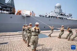 参加“海上联合-2026”联合演习的俄海军“瓦良格”号导弹巡洋舰周日靠泊青岛某军港。（图取自新华社）