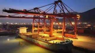 上海航交所货柜运费指数（SCFI）连续第10周上涨；其中，美国东岸和美国西岸航线运费上张最多。（图取自法新社）