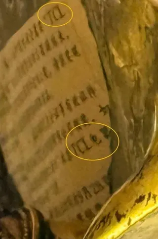參觀者拍到永樂款鎏金銅觀音菩薩像身上的廣告。（視頻截圖）