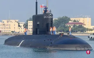 参加中俄“海上联合-2026”联合演习的俄海军舰艇编队星期天（7月5日）抵达山东青岛某军港。图为参与演习的俄罗斯“乌法”号大型潜艇。 （中新社）