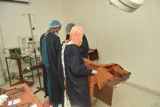 医生在苏丹的El Obeid产妇医院进行剖腹产.该医院面临设备短缺,在7个手术室中只有4个有功能,麻醉能力有限,导致孕产妇死亡.