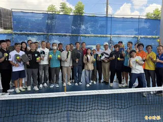 近年來匹克球在我國迅速竄紅，運動部長李洋(左7) 到土庫匹克球場體驗。他表示，運動部針對此項運動推廣已編列相關經費，盼讓樂齡長者、青少年都能體驗其樂趣。(記者李文德攝)