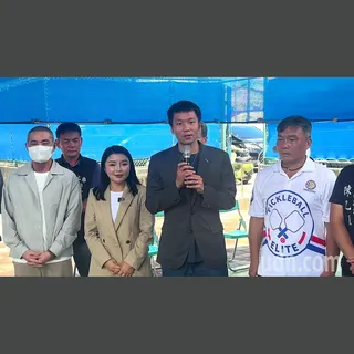 運動部長李洋視察雲林土庫匹克球場，並允諾提供更好的球場，帶動運動風氣保健康。記者蔡維斌／攝影
