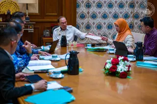 Prime Minister Datuk Seri Anwar Ibrahim chairs a meeting with Felda’s top management at the Prime Minister’s Office today. ANWAR IBRAHIM FB PAGE