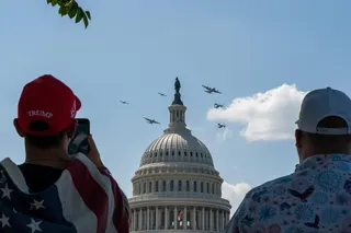 不少民众在美国华盛顿特区观看美国空军机队在国会大厦附近进行检阅飞行。（路透社）