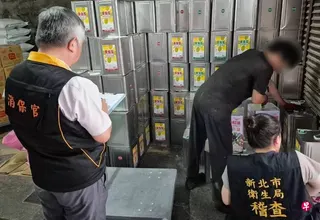 台湾中联油脂大豆沙拉油验出致癌物“苯骈芘”超标，各地方政府持续针对各大销售渠道、餐厅、夜市及制造业等下游进行稽查。图为新北市卫生局人员在执行稽查工作。 （取自新北市卫生局网站）