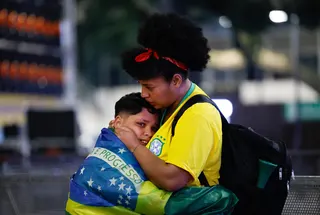 在圣保罗观赛的巴西小球迷（左），在球队出局后相当难过。（路透社）