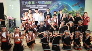 國家公園多元夥伴開場表演(南投縣信義鄉羅娜國小合唱團)。圖／內政部提供