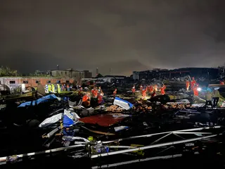 湖北東部多地6日晚間遭受強對流天氣襲擊，部分鄉鎮出現龍捲風，目前已知共造成8人死...
