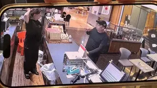 身穿黑衣嫌犯（右）7月6日在飯店施襲前在餐廳購買咖啡，被監視器錄下。
