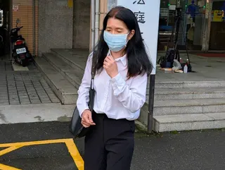 YouTuber頻道「眾量級」侵占案，新北地院今再度開庭，家寧母親曾淑惠出庭後離...
