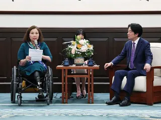 美國聯邦參議員譚美（Tammy Duckworth）（左）7日再次率團訪台，晉見...
