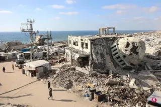 两年战争已摧毁加沙地带大部分建筑，图为加沙城内一处废墟附近的难民营。 （法新社）