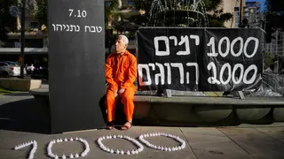 Un manifestante que lleva una máscara con la imagen del primer ministro israelí, Benjamin Netanyahu, durante una protesta que conmemora los 1.000 días desde el ataque perpetrado por Hamás contra Israel el 7 de octubre de 2023, en Jerusalén, el jueves 2 de julio de 2026.