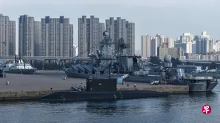中俄“海上联合-2026”联合演习星期一（7月6日）上午在山东青岛某军港开幕。图为参加联合演习舰艇靠泊某军港。 （中新社）