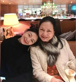 S媽(右)至今仍走不出悲痛。(摘自臉書)
