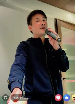 傅子純牽著老婆Corrinna的手唱情歌。圖／摘自臉書