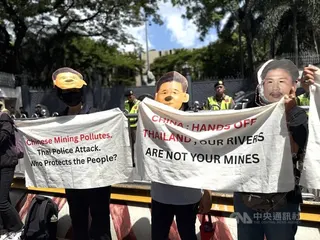 泰國民團在中國駐泰國大使館前抗議，有人戴上中國國家主席習近平肖像面具，手舉標語，譴責警方驅散示威民眾，並要求中國正視中資礦場造成的跨境污染。中央社記者李宗憲曼谷攝　115年7月8日