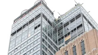位于纽约市的前辉瑞公司总部大楼是一个备受瞩目的住宅项目，施工人员在被认定有坍塌风险后被疏散。（图取自法新社）