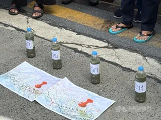 泰國民團赴中國使館抗議，呼籲為中資跨境污染負責。民眾展示裝有象徵混濁河水及地圖，象徵緬甸境內中資礦場造成的跨境污染已影響泰國河川。中央社記者李宗憲曼谷攝　115年7月8日