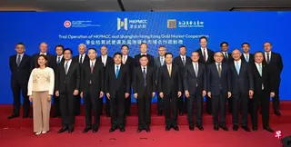 全新的香港黄金中央清算及结算系统7月7日正式开展试营运。图为（前排左起）香港交易及结算所有限公司集团行政总裁陈翊庭、财政司副司长黄伟纶、上海黄金交易所理事长余文建、中联办副主任张勇、中国人民银行行长潘功胜、行政长官李家超、财政司司长陈茂波、财经事务及库务局局长许正宇、香港金融管理局总裁余伟文和证券及期货事务监察委员会主席黄天佑博士，在当天的启动礼上与港金结算公司董事会11家银行以及彭博的代表合照。 （中通社）